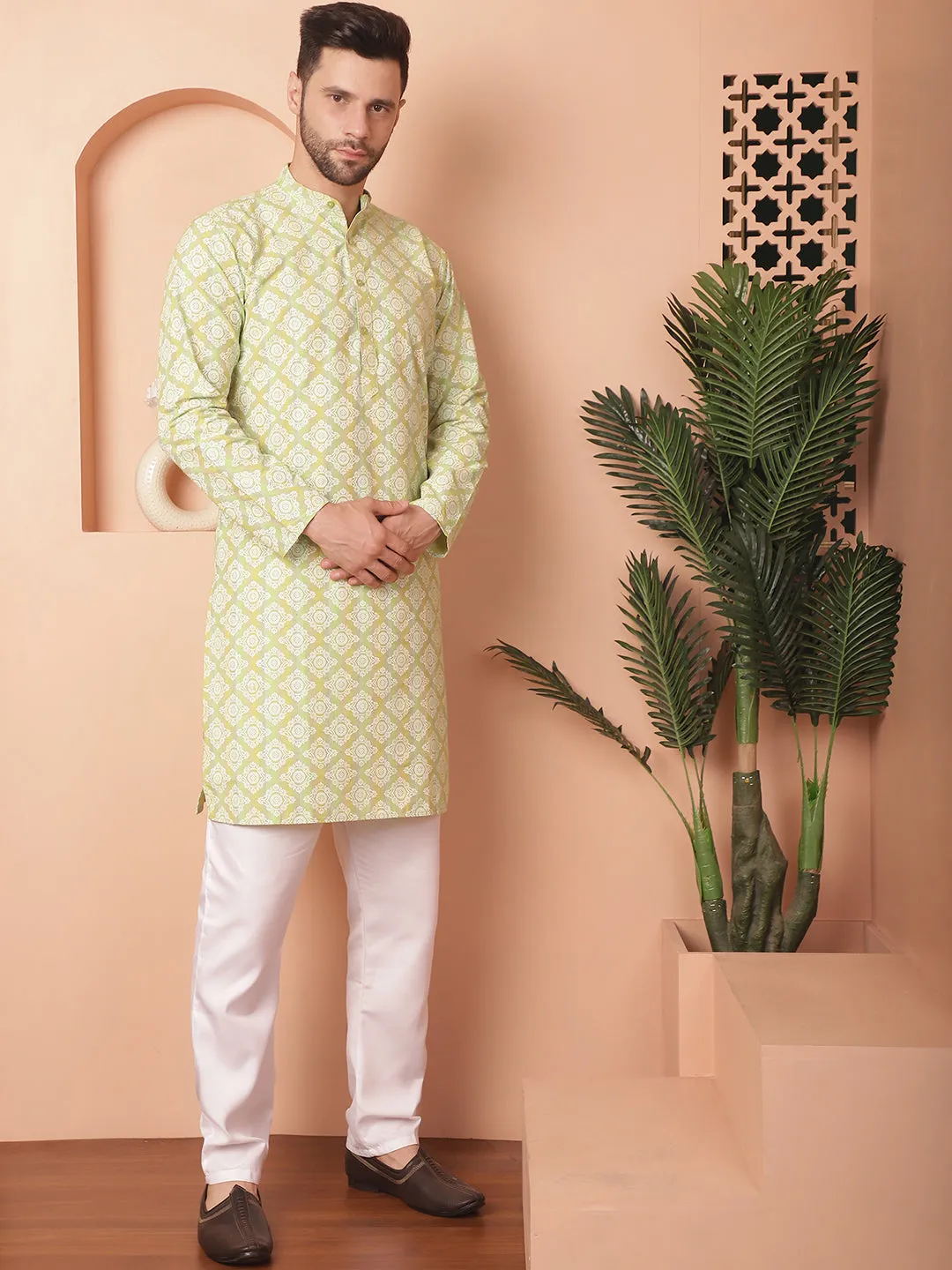 Men Green And White Floral Printed Kurta With Churidar