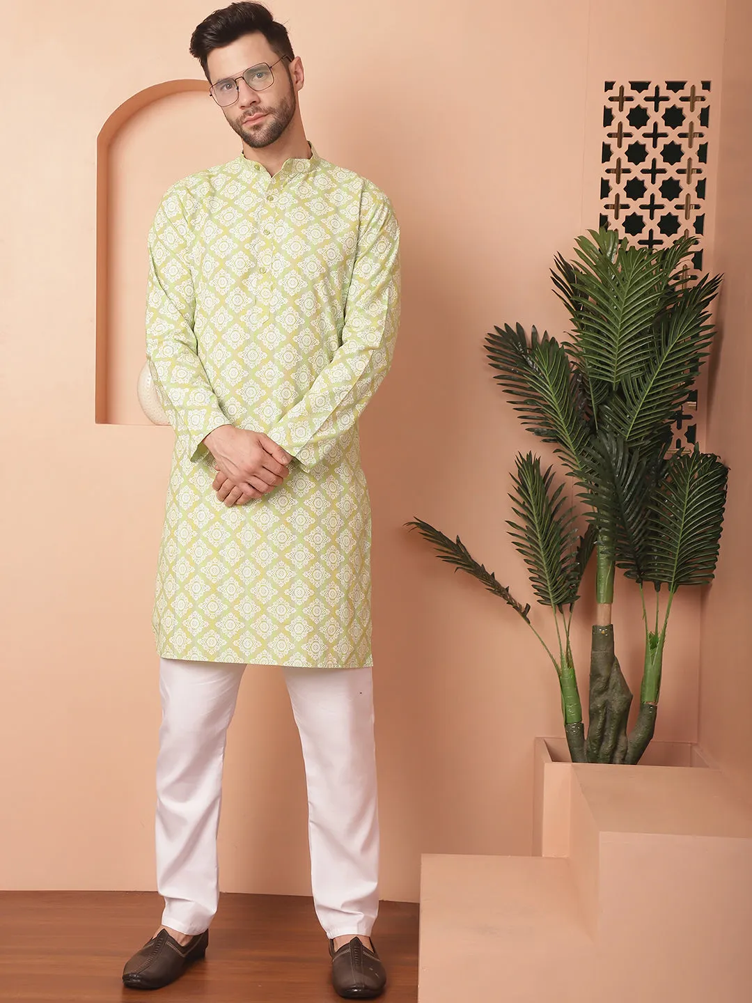 Men Green And White Floral Printed Kurta With Churidar