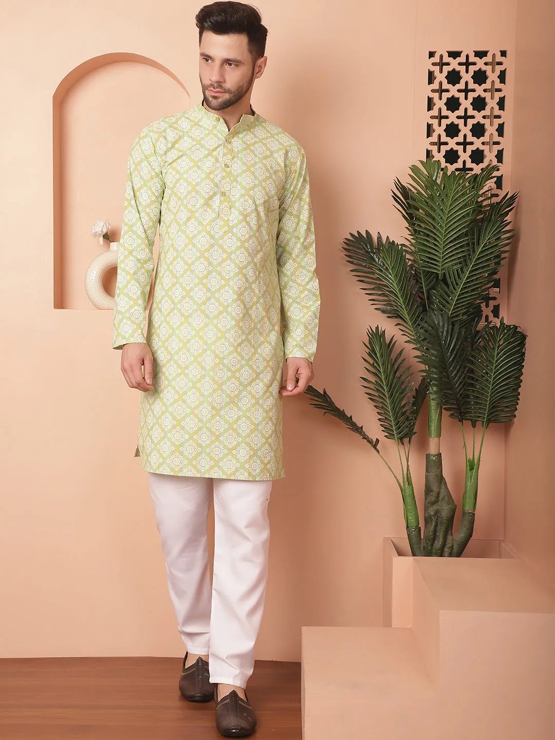 Men Green And White Floral Printed Kurta With Churidar